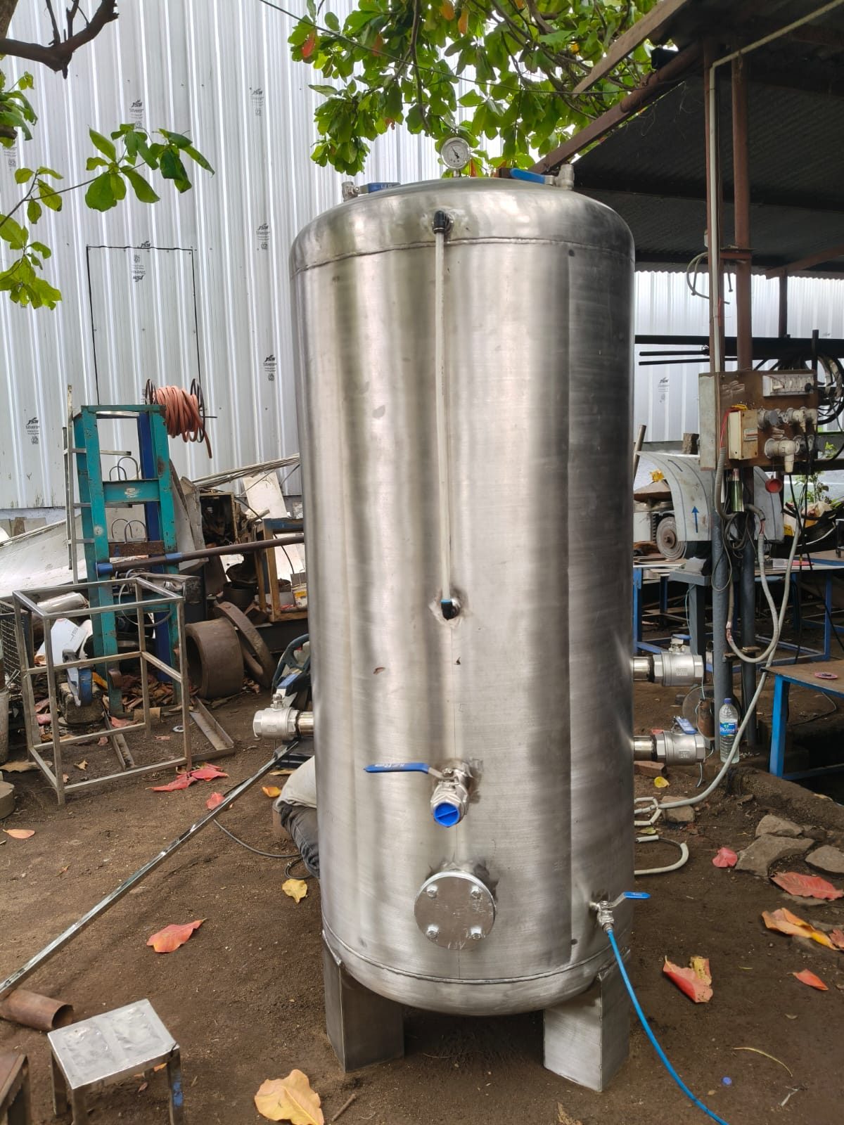 Stainless steel storage tank fabricated by Leader Tanks & Dairy Equipments
